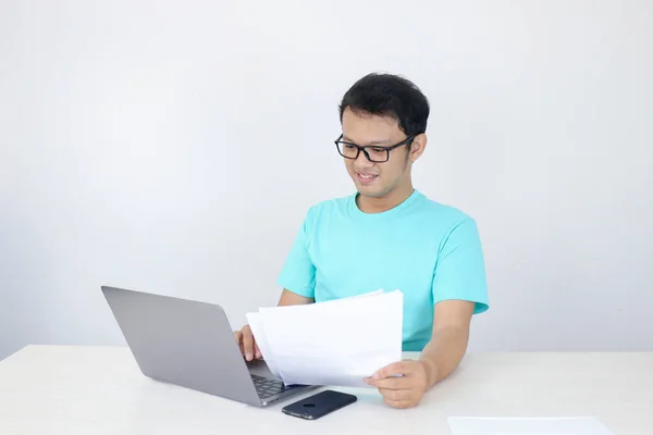 Homem Asiático Jovem Sorriso Feliz Trabalhar Laptop Documento Mão Indonésio — Fotografia de Stock