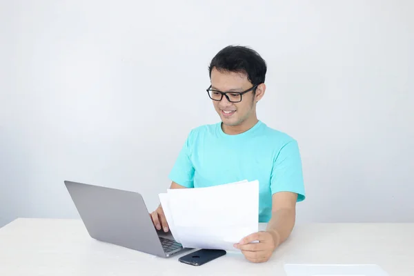 Homem Asiático Jovem Sorriso Feliz Trabalhar Laptop Documento Mão Indonésio — Fotografia de Stock