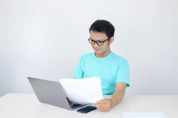 Homem Asiático Jovem Sorriso Feliz Trabalhar Laptop Documento Mão Indonésio — Fotografia de Stock