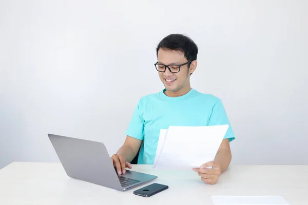 Homem Asiático Jovem Sorriso Feliz Trabalhar Laptop Documento Mão Indonésio — Fotografia de Stock