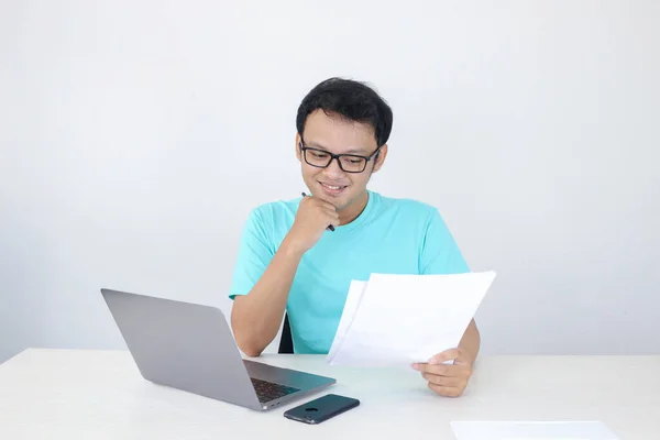 Homem Asiático Jovem Sorriso Feliz Trabalhar Laptop Documento Mão Indonésio — Fotografia de Stock