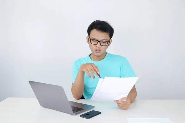 Young Asian Man Sério Concentrar Quando Trabalha Laptop Documento Mesa — Fotografia de Stock