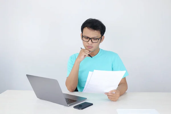 Young Asian Man Sério Concentrar Quando Trabalha Laptop Documento Mesa — Fotografia de Stock