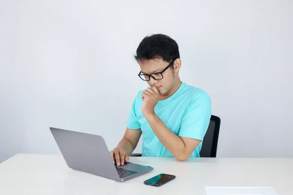 Young Asian Man Sério Concentrar Quando Trabalha Laptop Mesa Indonésio — Fotografia de Stock