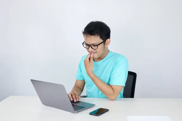 Jovem Asiático Sentindo Feliz Sorrir Quando Laptop Trabalho Mesa Indonésio — Fotografia de Stock