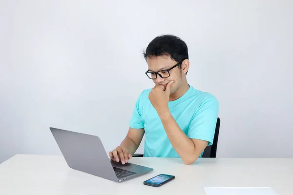 Young Asian Man Sério Concentrar Quando Trabalha Laptop Mesa Indonésio — Fotografia de Stock