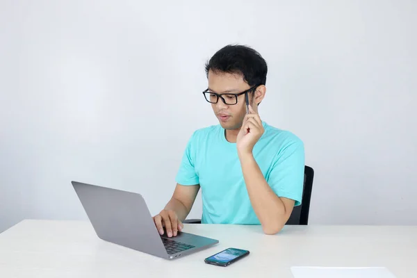 Young Asian Man Sério Concentrar Quando Trabalha Laptop Mesa Indonésio — Fotografia de Stock