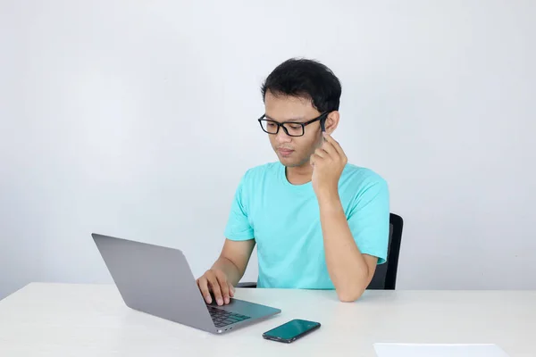 Young Asian Man Sério Concentrar Quando Trabalha Laptop Mesa Indonésio — Fotografia de Stock