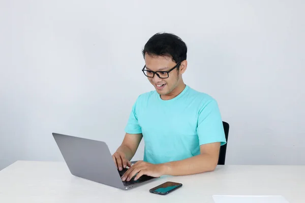 Νεαρός Ασιάτης Νιώθει Ευτυχισμένος Και Χαμογελάει Όταν Δουλεύει Φορητό Υπολογιστή — Φωτογραφία Αρχείου