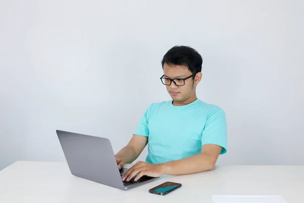 Jovem Asiático Sentindo Feliz Sorrir Quando Laptop Trabalho Mesa Indonésio — Fotografia de Stock