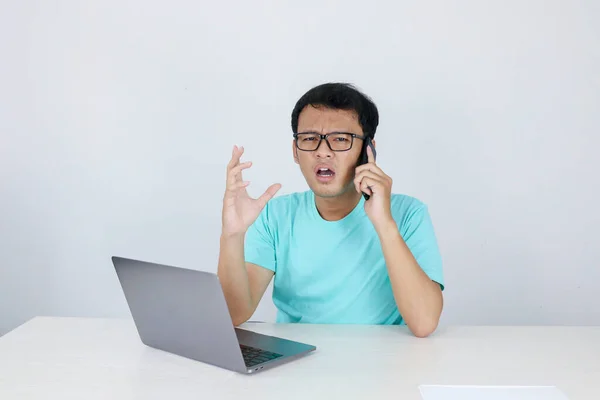 Cara Jovem Asiático Chocou Que Ele Laptop Ligar Para Telefone — Fotografia de Stock