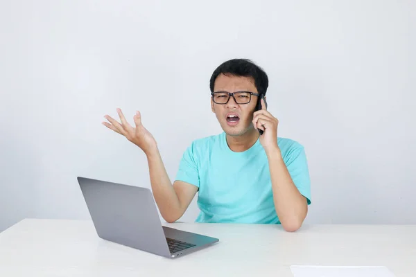 Cara Jovem Asiático Chocou Que Ele Laptop Ligar Para Telefone — Fotografia de Stock