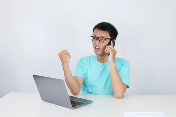 Cara Jovem Asiático Chocou Que Ele Laptop Ligar Para Telefone — Fotografia de Stock