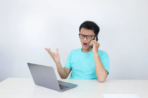 Cara Jovem Asiático Chocou Que Ele Laptop Ligar Para Telefone — Fotografia de Stock