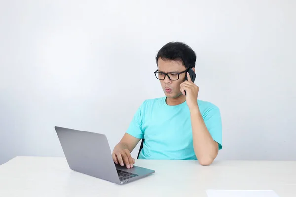 Cara Jovem Asiático Chocou Que Ele Laptop Ligar Para Telefone — Fotografia de Stock