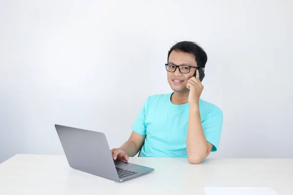 Homem Asiático Jovem Com Cara Feliz Está Falando Telefone Celular — Fotografia de Stock