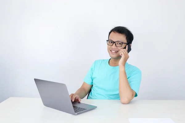 Homem Asiático Jovem Com Cara Feliz Está Falando Telefone Celular — Fotografia de Stock