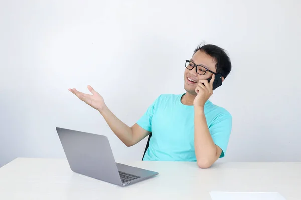 Homem Asiático Jovem Com Cara Feliz Está Falando Telefone Celular — Fotografia de Stock