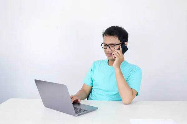 Homem Asiático Jovem Com Cara Feliz Está Falando Telefone Celular — Fotografia de Stock