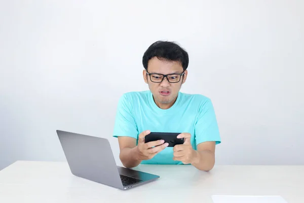 Irritado Jovem Asiático Ficar Bravo Smartphone Quando Jogar Jogo Trabalho — Fotografia de Stock