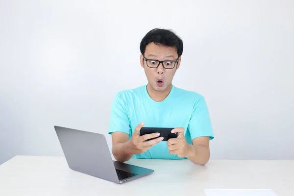 Irritado Jovem Asiático Ficar Bravo Smartphone Quando Jogar Jogo Trabalho — Fotografia de Stock