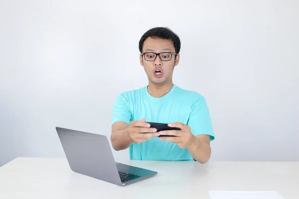 Wütende Asiatische Junge Mann Wütend Auf Das Smartphone Wenn Spiel — Stockfoto