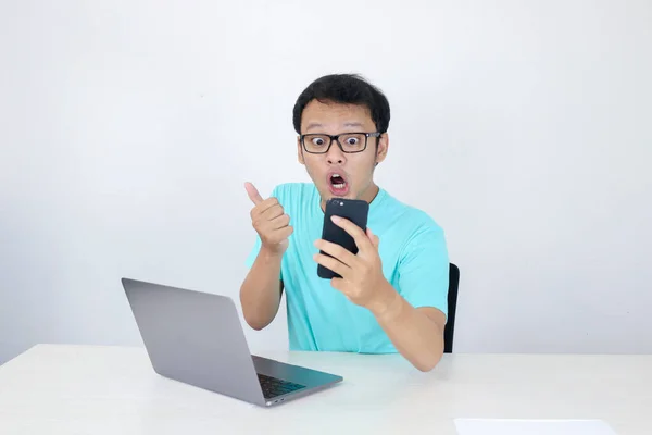 Wow Gesicht Des Jungen Asiatischen Mannes Schockiert Telefon Mit Laptop — Stockfoto