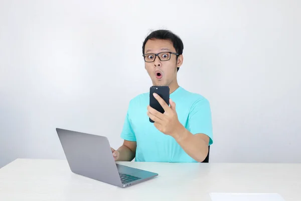 Wow Gezicht Van Jonge Aziatische Man Geschokt Wat Hij Ziet — Stockfoto