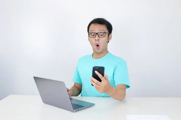 Cara Jovem Asiático Chocou Que Ele Telefone Com Laptop Lado — Fotografia de Stock