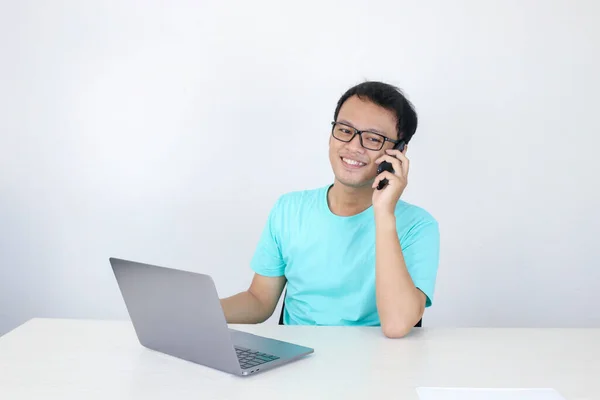 Homem Asiático Jovem Com Cara Feliz Está Falando Telefone Celular — Fotografia de Stock