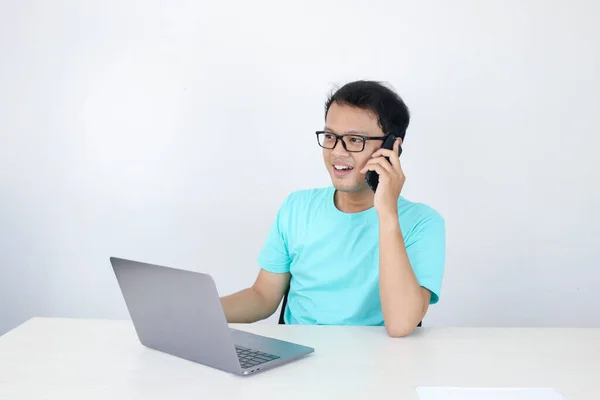 Homem Asiático Jovem Com Cara Feliz Está Falando Telefone Celular — Fotografia de Stock