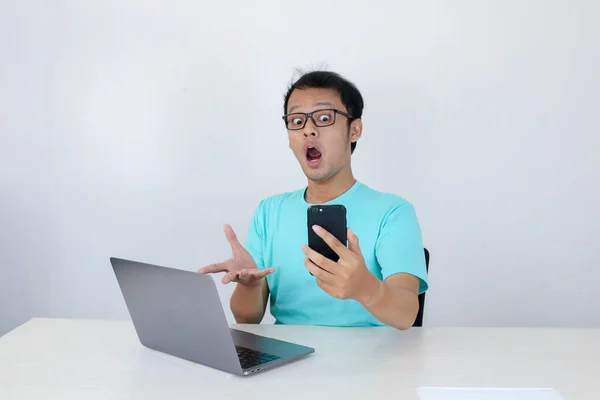 Cara Jovem Asiático Chocou Que Ele Telefone Com Laptop Lado — Fotografia de Stock