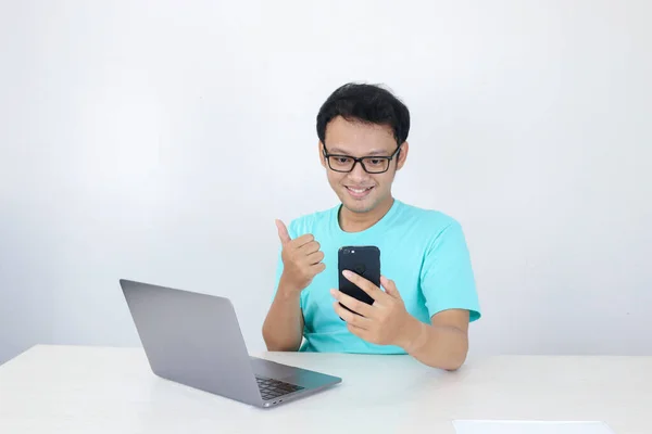 Cara Feliz Joven Asiático Hombre Cuando Videollamada Que Teléfono Con — Foto de Stock