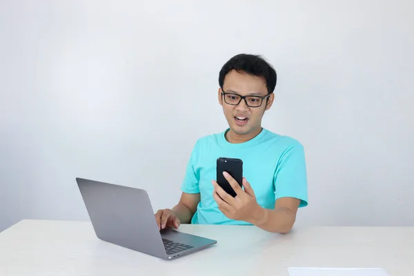 Jovem Asiático Feliz Sorrir Quando Ele Telefone Inteligente Com Laptop — Fotografia de Stock