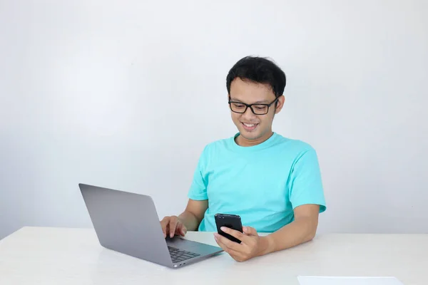 Asiatisk Ung Man Glad Och Ler När Han Ser Smart — Stockfoto