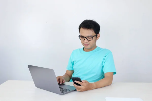 Asiatisk Ung Man Glad Och Ler När Han Ser Smart — Stockfoto
