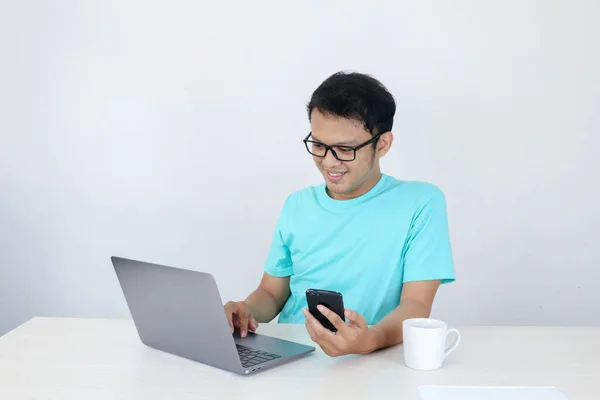 Jovem Asiático Feliz Sorrir Quando Ele Telefone Inteligente Com Laptop — Fotografia de Stock