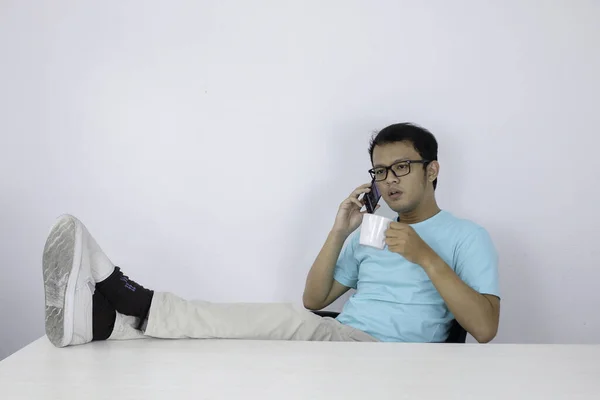 Young Asian Man Shocked Looking Smartphone Leg Table — Stock Photo, Image