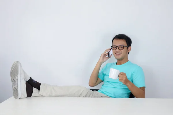 Νεαρός Ασιάτης Νιώθει Ευτυχισμένος Και Χαμογελάει Όταν Μιλάει Στο Τηλέφωνο — Φωτογραφία Αρχείου