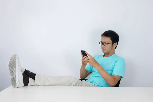 Young Asian Man Happy Face What See Mobile Phone Leg — Stock Photo, Image
