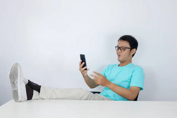 Young Asian Man Happy Face What See Mobile Phone Leg — Stock Photo, Image