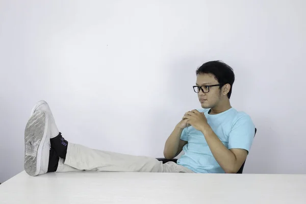 Jeune Homme Asiatique Avec Regard Sérieux Concentré Avec Jambe Sur — Photo