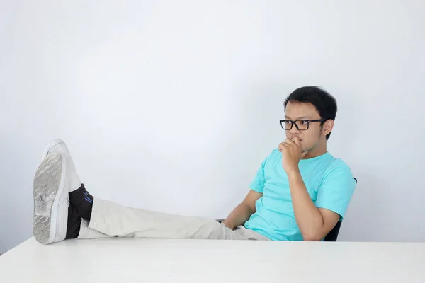 Junger Asiate Mit Ernstem Und Konzentriertem Blick Mit Bein Auf — Stockfoto