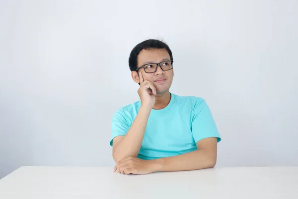 Giovane Asiatico Uomo Indossare Blu Camicia Occhiali Con Pensare Guardare — Foto Stock