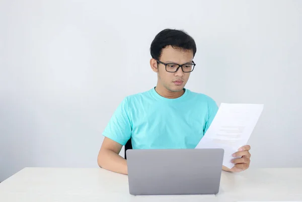 Young Asian Man Sério Concentrar Quando Trabalha Laptop Documento Mesa — Fotografia de Stock