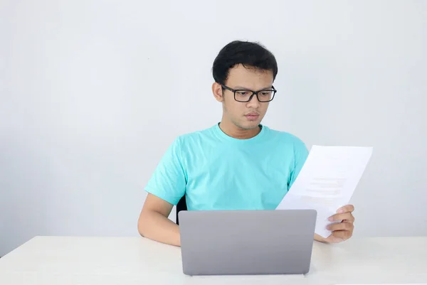 Young Asian Man Serius Dan Fokus Ketika Bekerja Pada Laptop — Stok Foto