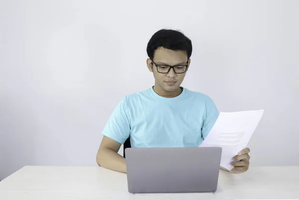 Young Asian Man Serio Concentra Quando Lavora Computer Portatile Documento — Foto Stock