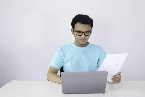 Young Asian Man Sério Concentrar Quando Trabalha Laptop Documento Mesa — Fotografia de Stock