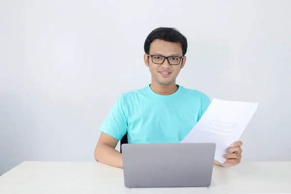 Homem Asiático Jovem Sorriso Feliz Quando Trabalha Laptop Documento Indonésio — Fotografia de Stock