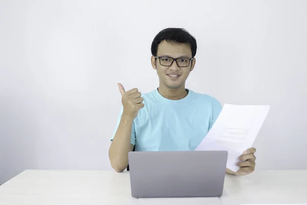 Der Junge Asiate Lächelt Und Freut Sich Wenn Laptop Und — Stockfoto